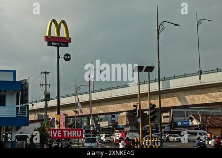 Sleman, Yogyakarta, Indonésie. 1er août 2024. Un panneau de la chaîne de restauration rapide américaine McDonald's est vu dans l'un de ses points de vente à Sleman. La chaîne de restauration rapide McDonald's a enregistré sa première baisse des ventes mondiales en plus de trois ans. Les progrès plus lents que prévu en Chine et sur d'autres marchés boycottés en raison du conflit au moyen-Orient ont eu un impact significatif sur les performances du secteur d'activité de McDonald's. Des entreprises telles que McDonald's et Starbucks ont été touchées par les boycotts des consommateurs liés au génocide israélien à Gaza. Cette situation a aggravé leurs ventes au moyen-Orient. (Crédit image : © Angga Budhiyanto/ Banque D'Images