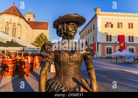 Alba Iulia, Roumanie - 30 avril 2018. Statue de bronze dans la citadelle d'Alba Carolina représentant une femme habillée médiévale représentant des scènes de la vie urbaine. Banque D'Images