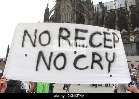 Démonstration anti Pro Erdogan à Köln. 31.07.2016, UE, DEU, Deutschland, Rhénanie-du-Nord-Westphalie, Koeln : anti Pro-Erdogan Demonstration vor den Kölner Hauptbahnhof während einer Pro-Erdogan Demonstration am Rheinufer. Die Pro-Erdogan Demo stand unter dem motto Ja zur Demokratie nein zum Staatsstreich . Anhänger der Grauen Wölfe, Türkisch- und deutschstämmige Nationalisten und Islamisten und Muslimbrüder mischten sich unter die Demonstranten. UE, DEU, Allemagne, Rhénanie du Nord-Westphalie, Cologne : manifestation anti-pro-Erdogan devant la gare centrale de Cologne lors d'une manifestation pro-Erdogan le Banque D'Images