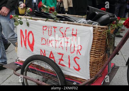 Démonstration anti Pro Erdogan à Köln. 31.07.2016, UE, DEU, Deutschland, Rhénanie-du-Nord-Westphalie, Koeln : anti Pro-Erdogan Demonstration vor den Kölner Hauptbahnhof während einer Pro-Erdogan Demonstration am Rheinufer. Die Pro-Erdogan Demo stand unter dem motto Ja zur Demokratie nein zum Staatsstreich . Anhänger der Grauen Wölfe, Türkisch- und deutschstämmige Nationalisten und Islamisten und Muslimbrüder mischten sich unter die Demonstranten. UE, DEU, Allemagne, Rhénanie du Nord-Westphalie, Cologne : manifestation anti-pro-Erdogan devant la gare centrale de Cologne lors d'une manifestation pro-Erdogan le Banque D'Images