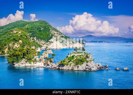 Parga, Grèce. Île de Panagia et eaux turqouises en Épire, vacances grecques à la mer Ionienne. Banque D'Images