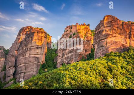 Météores, Grèce. Monastère de Varlaam en Thessalie historique, célèbres formations rocheuses de grès, patrimoine grec mondial. Banque D'Images