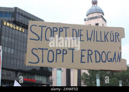 Démonstration anti Pro Erdogan à Köln. 31.07.2016, UE, DEU, Deutschland, Rhénanie-du-Nord-Westphalie, Koeln : anti Pro-Erdogan Demonstration vor den Kölner Hauptbahnhof während einer Pro-Erdogan Demonstration am Rheinufer. Die Pro-Erdogan Demo stand unter dem motto Ja zur Demokratie nein zum Staatsstreich . Anhänger der Grauen Wölfe, Türkisch- und deutschstämmige Nationalisten und Islamisten und Muslimbrüder mischten sich unter die Demonstranten. UE, DEU, Allemagne, Rhénanie du Nord-Westphalie, Cologne : manifestation anti-pro-Erdogan devant la gare centrale de Cologne lors d'une manifestation pro-Erdogan le Banque D'Images