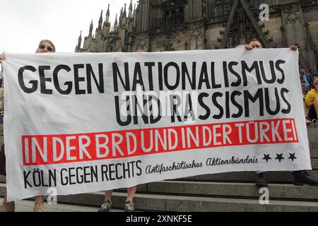 Démonstration anti Pro Erdogan à Köln. 31.07.2016, UE, DEU, Deutschland, Rhénanie-du-Nord-Westphalie, Koeln : anti Pro-Erdogan Demonstration vor den Kölner Hauptbahnhof während einer Pro-Erdogan Demonstration am Rheinufer. Die Pro-Erdogan Demo stand unter dem motto Ja zur Demokratie nein zum Staatsstreich . Anhänger der Grauen Wölfe, Türkisch- und deutschstämmige Nationalisten und Islamisten und Muslimbrüder mischten sich unter die Demonstranten. UE, DEU, Allemagne, Rhénanie du Nord-Westphalie, Cologne : manifestation anti-pro-Erdogan devant la gare centrale de Cologne lors d'une manifestation pro-Erdogan le Banque D'Images