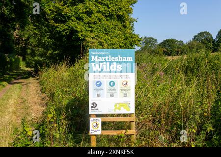 Signez pour Martlesham Wilds, Suffolk Wildlife Trust projet de réensauvrissement des terres agricoles, près de Woodbridge, Suffolk, Angleterre, Royaume-Uni Banque D'Images