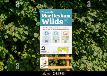 Signez pour Martlesham Wilds, Suffolk Wildlife Trust projet de réensauvrissement des terres agricoles, près de Woodbridge, Suffolk, Angleterre, Royaume-Uni Banque D'Images