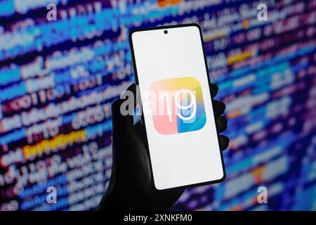 Paraguay. 01 août 2024. Dans cette illustration photo, le logo iOS 19 est affiché sur l'écran d'un smartphone. (Photo de Jaque Silva/SOPA images/SIPA USA) *** strictement à des fins éditoriales *** crédit : SIPA USA/Alamy Live News Banque D'Images