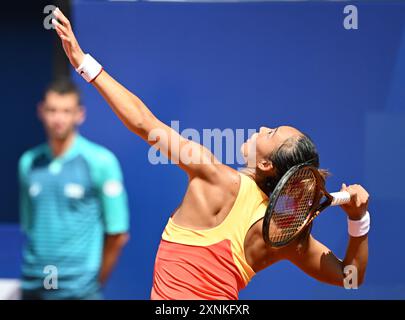 1er août 2024 ; Jeux Olympiques de Paris, Paris, France, jour 6; tennis olympique à Roland Garros, Qinwen Zheng de Chine contre IgA Swiatek de Pologne en simple féminin, Qinwen Zheng en action crédit : action plus Sports images/Alamy Live News Banque D'Images