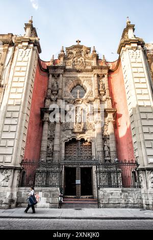 MEXICO, Mexique — la façade ornée du Templo de la Enseñanza (église de l'enseignement) se dresse dans le centre historique de Mexico. Cette église baroque du XVIIIe siècle, connue pour ses pierres élaborées et son extérieur en pierre de carrière rose caractéristique, illustre le riche patrimoine architectural colonial de la capitale mexicaine. Banque D'Images