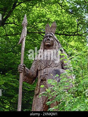 'Native American sculpture' par Peter Bowsher 2016. Jardin botanique de Dawyck, Stobo, près de Peebles, Scottish Borders, Écosse, Kimgdom Uni, Europe. Banque D'Images