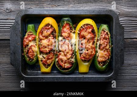 Cuisson des courgettes farcies sur une feuille de métal, après la cuisson au four. Photographie culinaire Banque D'Images