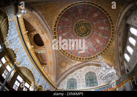 Palais de Topkapi Harem Salle Impériale Plafond Istanbul | ISTANBUL, Turquie — Le plafond en dôme du Hunkar Sofasi, ou Salle Impériale, dans le Harem du Palais de Topkapi. Des ornements et des peintures dorés ornent la surface du dôme, qui surmonte l'une des plus grandes salles d'audience du complexe du palais. La pièce servait de salle privée au sultan ottoman pour recevoir des invités dans l'enceinte isolée du harem impérial. Banque D'Images
