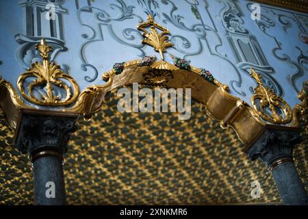 ISTANBUL, Turquie / Türkiye — L'opulente salle du trône impérial dans le harem du palais de Topkapi, Istanbul. Cette chambre richement décorée, ornée de carreaux Iznik complexes, d'ornements dorés et de riches meubles, servait de salle d'audience privée pour le sultan ottoman dans les limites isolées du harem impérial. La salle reflète la maîtrise artistique et le luxe de l'architecture impériale ottomane, offrant un aperçu du monde de la cour ottomane. Banque D'Images