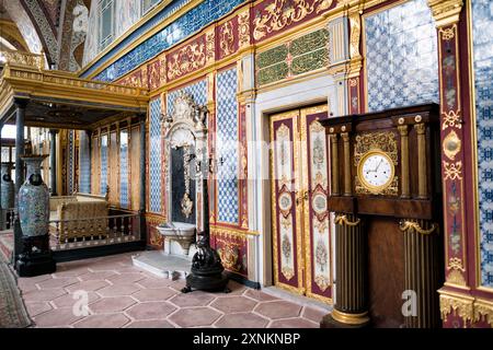 ISTANBUL, Turquie / Türkiye — L'opulente salle du trône impérial dans le harem du palais de Topkapi, Istanbul. Cette chambre richement décorée, ornée de carreaux Iznik complexes, d'ornements dorés et de riches meubles, servait de salle d'audience privée pour le sultan ottoman dans les limites isolées du harem impérial. La salle reflète la maîtrise artistique et le luxe de l'architecture impériale ottomane, offrant un aperçu du monde de la cour ottomane. Banque D'Images