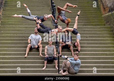 Les acrobates prennent part à une exposition acrobotique devant l'Assembly Hall d'Édimbourg lors d'un appel photo pour l'émission Gravity and Other Myths « Ten Thousand Hours », avant leur apparition au Edinburgh Fringe Festival. Date de la photo : jeudi 1er août 2024. Banque D'Images