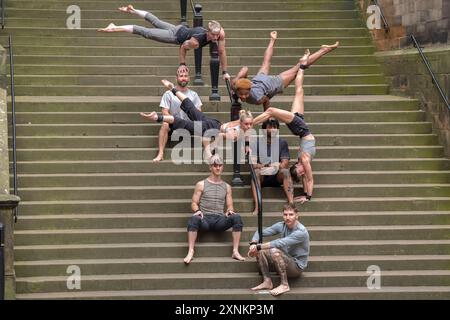 Les acrobates prennent part à une exposition acrobotique devant l'Assembly Hall d'Édimbourg lors d'un appel photo pour l'émission Gravity and Other Myths « Ten Thousand Hours », avant leur apparition au Edinburgh Fringe Festival. Date de la photo : jeudi 1er août 2024. Banque D'Images