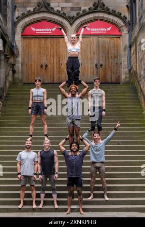 Les acrobates prennent part à une exposition acrobotique devant l'Assembly Hall d'Édimbourg lors d'un appel photo pour l'émission Gravity and Other Myths « Ten Thousand Hours », avant leur apparition au Edinburgh Fringe Festival. Date de la photo : jeudi 1er août 2024. Banque D'Images