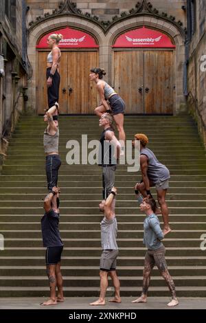 Les acrobates prennent part à une exposition acrobotique devant l'Assembly Hall d'Édimbourg lors d'un appel photo pour l'émission Gravity and Other Myths « Ten Thousand Hours », avant leur apparition au Edinburgh Fringe Festival. Date de la photo : jeudi 1er août 2024. Banque D'Images