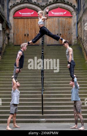 Les acrobates prennent part à une exposition acrobotique devant l'Assembly Hall d'Édimbourg lors d'un appel photo pour l'émission Gravity and Other Myths « Ten Thousand Hours », avant leur apparition au Edinburgh Fringe Festival. Date de la photo : jeudi 1er août 2024. Banque D'Images