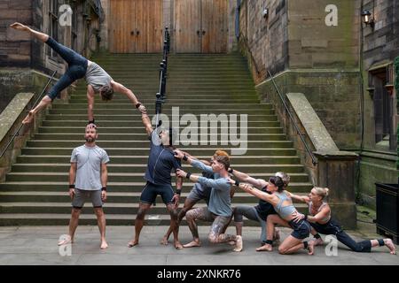 Les acrobates prennent part à une exposition acrobotique devant l'Assembly Hall d'Édimbourg lors d'un appel photo pour l'émission Gravity and Other Myths « Ten Thousand Hours », avant leur apparition au Edinburgh Fringe Festival. Date de la photo : jeudi 1er août 2024. Banque D'Images