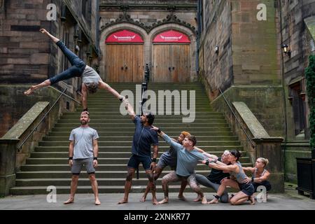 Les acrobates prennent part à une exposition acrobotique devant l'Assembly Hall d'Édimbourg lors d'un appel photo pour l'émission Gravity and Other Myths « Ten Thousand Hours », avant leur apparition au Edinburgh Fringe Festival. Date de la photo : jeudi 1er août 2024. Banque D'Images