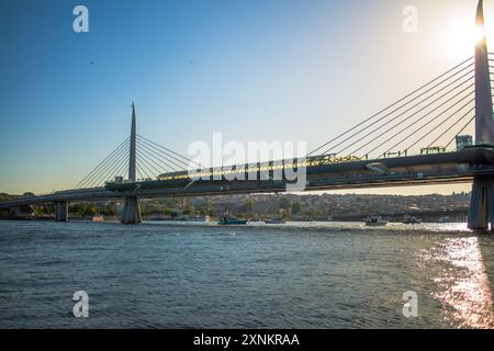 Une photo capturant la beauté pittoresque du Bosphore et de Haliç d'Istanbul, mettant en valeur le paysage urbain animé, les ponts et le front de mer animé. Banque D'Images