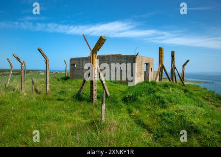 Les clôtures rouillées et les abris en béton en ruine sont tout ce qui reste des défenses côtières de la seconde Guerre mondiale à Elie Fife protégeant le Firth of Forth Banque D'Images