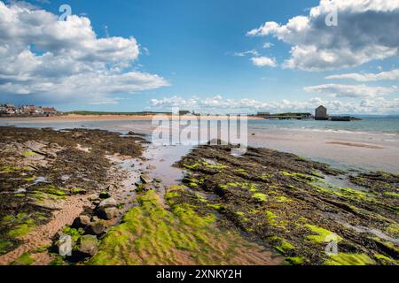 Vue sur la plage d'Elie avec la marée vers le grenier sur le port d'Elie Fife Écosse Banque D'Images