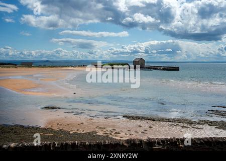 Vue sur la plage d'Elie avec la marée vers le grenier sur le port d'Elie Fife Écosse Banque D'Images