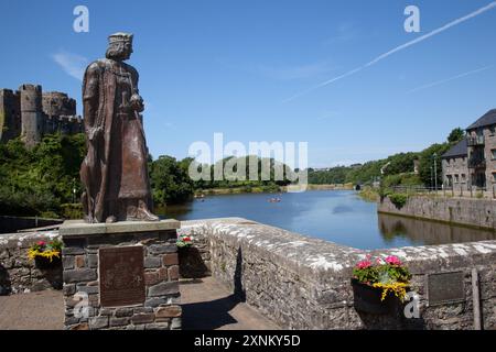 Statue du roi Henry VII sur le pont de Mill près du château de Pembroke, Pembrokeshire, pays de Galles, Royaume-Uni Banque D'Images