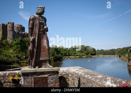 Statue du roi Henry VII sur le pont de Mill près du château de Pembroke, Pembrokeshire, pays de Galles, Royaume-Uni Banque D'Images