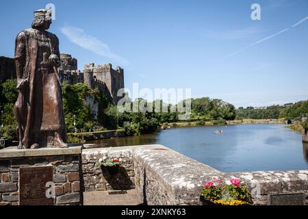 Statue du roi Henry VII sur le pont de Mill près du château de Pembroke, Pembrokeshire, pays de Galles, Royaume-Uni Banque D'Images