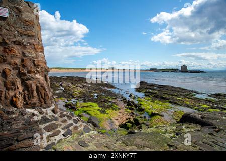 Vue sur la plage d'Elie avec la marée vers le grenier sur le port d'Elie Fife Écosse Banque D'Images