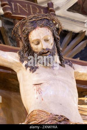 ASSISE, ITALIE - 17 MAI 2024 : la statue polychrome sculptée de Jésus crucifié dans l'église Cathédrale San Rufino de l'année 1561. Banque D'Images