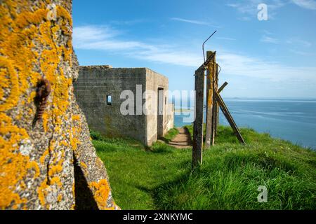 Les clôtures rouillées et les abris en béton en ruine sont tout ce qui reste des défenses côtières de la seconde Guerre mondiale à Elie Fife protégeant le Firth of Forth Banque D'Images