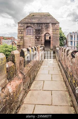 Les remparts de la ville de Chester sont le circuit le plus complet d'un rempart défensif romain et médiéval en Grande-Bretagne. Voici Newgate. Banque D'Images