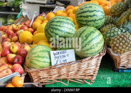 Pastèques dans un panier en osier exposé au Greengrocers Cardiff Market, Cardiff, Royaume-Uni. 30/7/2024 Banque D'Images