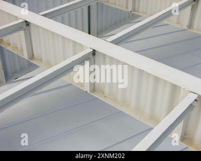 Chantier de construction présentant la charpente de toit en acier d’un nouveau bâtiment industriel. Banque D'Images