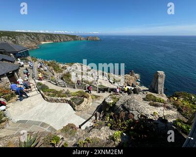 Vue vers le bas sur le théâtre Minack avec la mer bleue et le ciel derrière. Banque D'Images