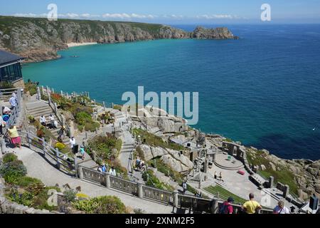 Vue vers le bas sur le théâtre Minack avec la mer bleue et le ciel derrière. Banque D'Images