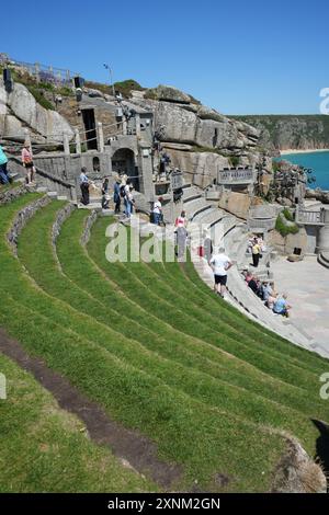 Vue vers le bas sur le théâtre Minack avec la mer bleue et le ciel derrière. Banque D'Images