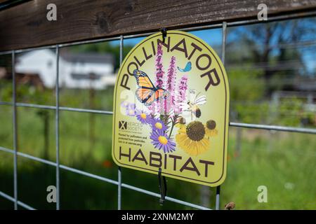 ÉTATS-UNIS. 19 avril 2024. Panneau désignant un habitat de pollinisateurs à Walnut Creek, Californie, le 19 avril 2024. (Photo Smith Collection/Gado/Sipa USA) crédit : Sipa USA/Alamy Live News Banque D'Images