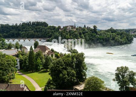 Chutes du Rhin (Rheinfall) en Suisse, avec château Schloss Laufen, Neuhausen près du canton Schaffhausen en Europe Banque D'Images