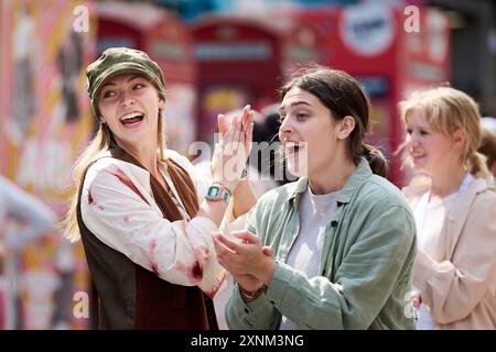 Édimbourg Écosse, Royaume-Uni 1er août 2024. Les artistes du Royal Mile font la promotion de leurs spectacles pendant le Festival d'Édimbourg. crédit sst/alamy live news Banque D'Images