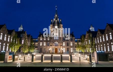 Récemment rénové, le futur Institute de style baronial victorien a illuminé au crépuscule, Lauriston place, Édimbourg, Écosse, Royaume-Uni Banque D'Images