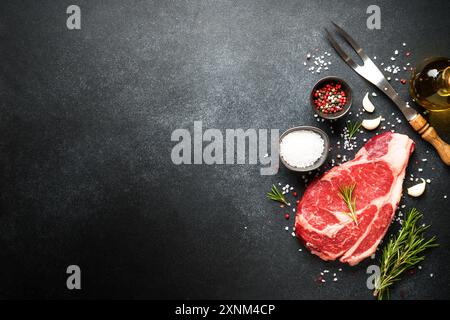 Steak de bœuf, viande crue sur noir. Banque D'Images
