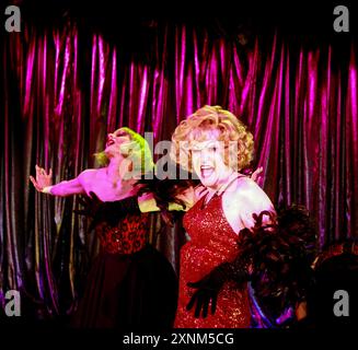 Douglas Hodge (Albin / Zaza) dans LA CAGE aux folles at the Menier Chocolate Factory, Londres SE1 09/01/2008 musique et paroles : Jerry Herman livre : Harvey Fierstein basé sur la pièce de Jean Poiret décor : Tim Shortall costumes : Matthew Wright chorégraphie : Lynne réalisateur : Terry Johnson Banque D'Images