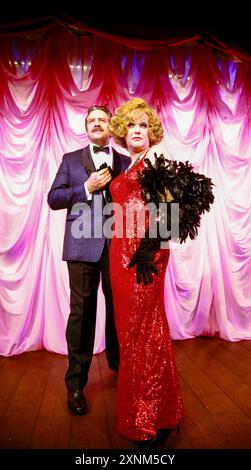 de gauche à droite : Philip Quast (Georges), Douglas Hodge (Albin) dans LA CAGE aux folles at the Menier Chocolate Factory, Londres SE1 09/01/2008 musique et paroles : Jerry Herman livre : Harvey Fierstein basé sur la pièce de Jean Poiret décor : Tim Shortall costumes : Matthew Wright chorégraphie : Lynne page réalisateur : Terry Johnson Banque D'Images