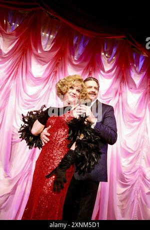 de gauche à droite : Douglas Hodge (Albin / Zaza), Philip Quast (Georges) dans LA CAGE aux foles at the Menier Chocolate Factory, Londres SE1 09/01/2008 musique et paroles : Jerry Herman livre : Harvey Fierstein basé sur la pièce de Jean Poiret décor : Tim Shortall costumes : Matthew Wright chorégraphie : Lynne réalisateur : Terry Johnson Banque D'Images