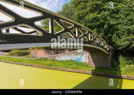 Pont de Toll End à Windmill End Junction sur le canal Dudley nommé d'après Toll End Works où le pont structurel en ferronnerie a été fabriqué localement Banque D'Images